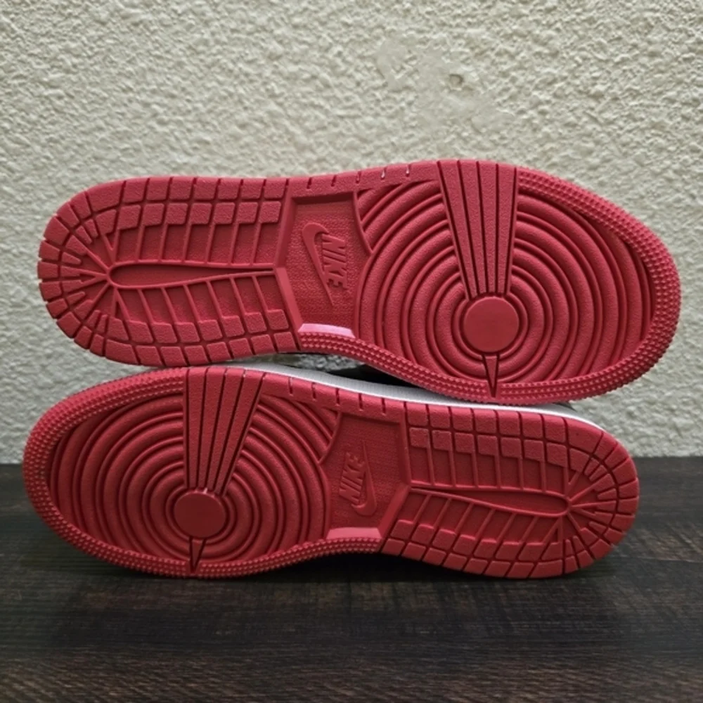 Air Jordan Nike 1 Mid Black Red Sneakers Youth Size 5 Retro‎ Basketball Athletic